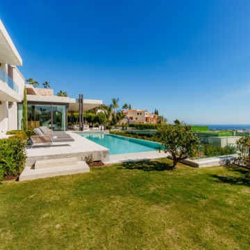 Extraordinary villa sits on a generous plot with panoramic views in the prestigious La Quinta, Benahavis Picture 74