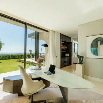 Extraordinary villa sits on a generous plot with panoramic views in the prestigious La Quinta, Benahavis Picture 3