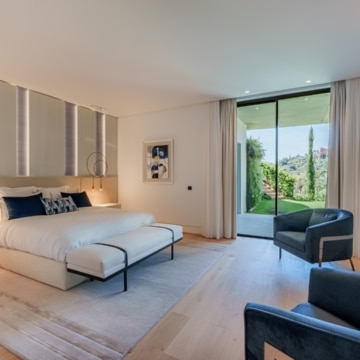 Extraordinary villa sits on a generous plot with panoramic views in the prestigious La Quinta, Benahavis Picture 47