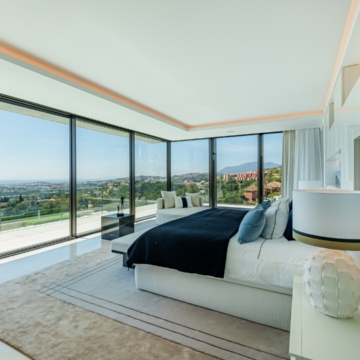 Extraordinary villa sits on a generous plot with panoramic views in the prestigious La Quinta, Benahavis Picture 40