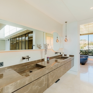 Extraordinary villa sits on a generous plot with panoramic views in the prestigious La Quinta, Benahavis Picture 57