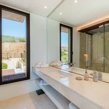 Extraordinary villa sits on a generous plot with panoramic views in the prestigious La Quinta, Benahavis Picture 59