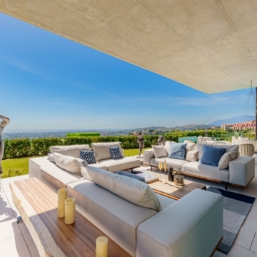 Extraordinary villa sits on a generous plot with panoramic views in the prestigious La Quinta, Benahavis Picture 31