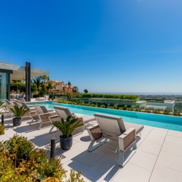 Extraordinary villa sits on a generous plot with panoramic views in the prestigious La Quinta, Benahavis Picture 15