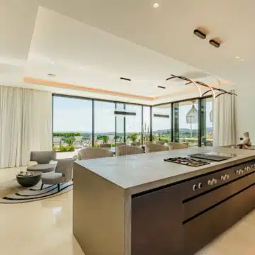 Extraordinary villa sits on a generous plot with panoramic views in the prestigious La Quinta, Benahavis Picture 2