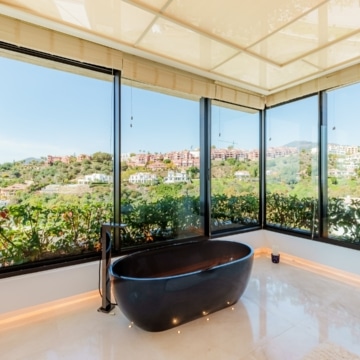 Extraordinary villa sits on a generous plot with panoramic views in the prestigious La Quinta, Benahavis Picture 39