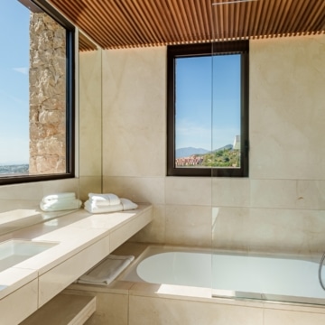 Extraordinary villa sits on a generous plot with panoramic views in the prestigious La Quinta, Benahavis Picture 41