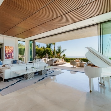Extraordinary villa sits on a generous plot with panoramic views in the prestigious La Quinta, Benahavis Picture 25