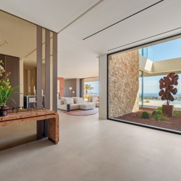True architectural masterpiece Villa with Incredible Views in El Herrojo, Benahavis Picture 14
