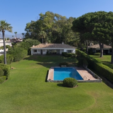 Beachfront villa with direct access to sea in Cancelada, Estepona Picture 15