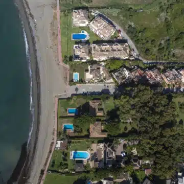 Beachfront villa with direct access to sea in Cancelada, Estepona Picture 1