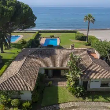 Beachfront villa with direct access to sea in Cancelada, Estepona Picture 2