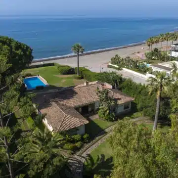 Beachfront villa with direct access to sea in Cancelada, Estepona Picture 5