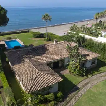 Beachfront villa with direct access to sea in Cancelada, Estepona Picture 6