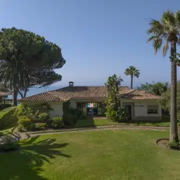Beachfront villa with direct access to sea in Cancelada, Estepona Picture 7