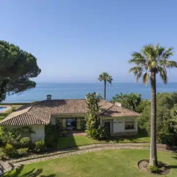 Beachfront villa with direct access to sea in Cancelada, Estepona Picture 8