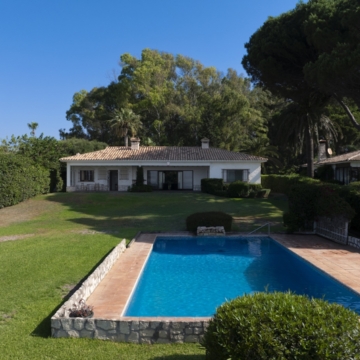 Beachfront villa with direct access to sea in Cancelada, Estepona Picture 9