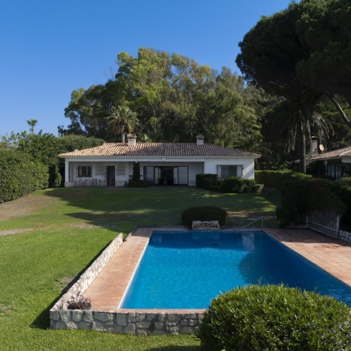 Beachfront villa with direct access to sea in Cancelada, Estepona Picture
