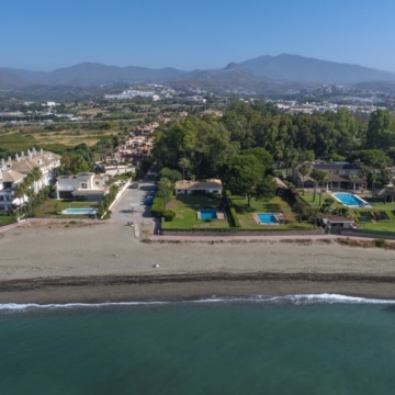 Beachfront villa with direct access to sea in Cancelada, Estepona Picture 10