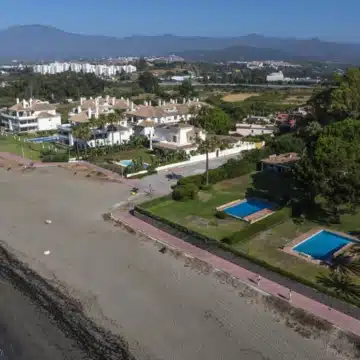 Beachfront villa with direct access to sea in Cancelada, Estepona Picture 4