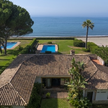 Beachfront villa with direct access to sea in Cancelada, Estepona Picture 16