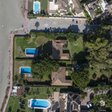 Beachfront villa with direct access to sea in Cancelada, Estepona Picture 11