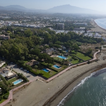 Beachfront villa with direct access to sea in Cancelada, Estepona Picture 12