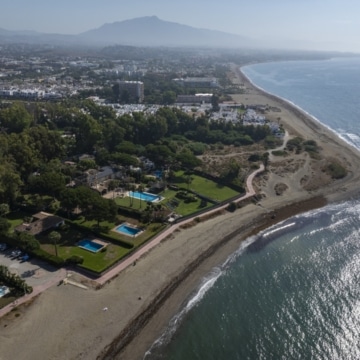 Beachfront villa with direct access to sea in Cancelada, Estepona Picture 13