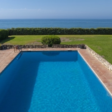 Beachfront villa with direct access to sea in Cancelada, Estepona Picture 14