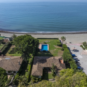 Beachfront villa with direct access to sea in Cancelada, Estepona Picture 17