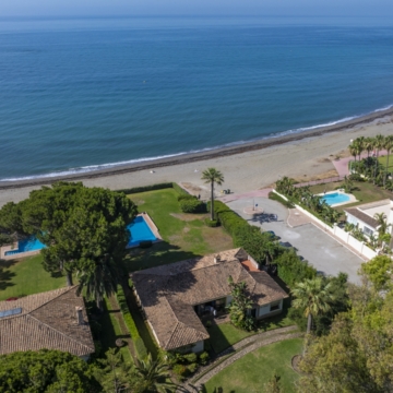 Beachfront villa with direct access to sea in Cancelada, Estepona Picture 19