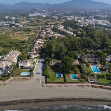 Beachfront villa with direct access to sea in Cancelada, Estepona Picture 20