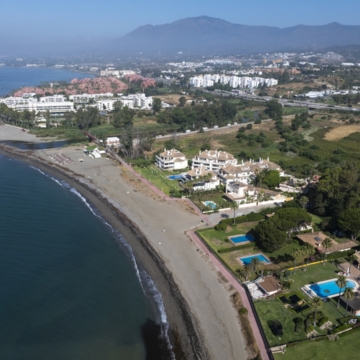 Beachfront villa with direct access to sea in Cancelada, Estepona Picture 21