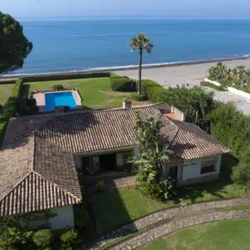 Beachfront villa with direct access to sea in Cancelada, Estepona Picture 0