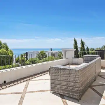 Beautiful 4-Bedroom Villa within the exclusive hillside community of La Paloma, Manilva Picture 3