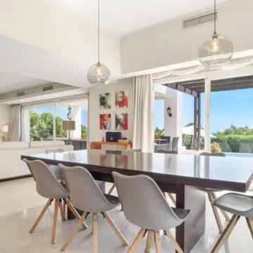 Beautiful 4-Bedroom Villa within the exclusive hillside community of La Paloma, Manilva Picture 1