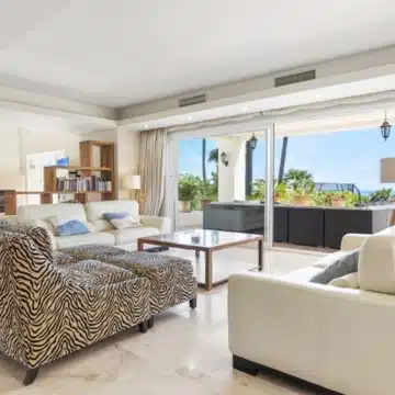 Beautiful 4-Bedroom Villa within the exclusive hillside community of La Paloma, Manilva Picture 4