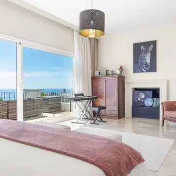 Beautiful 4-Bedroom Villa within the exclusive hillside community of La Paloma, Manilva Picture 5