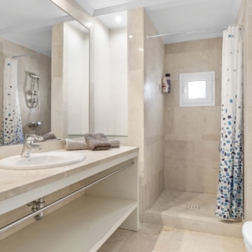 Beautiful 4-Bedroom Villa within the exclusive hillside community of La Paloma, Manilva Picture 43