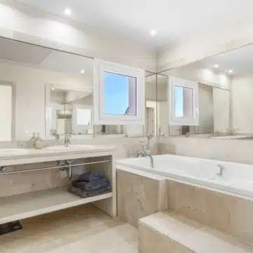 Beautiful 4-Bedroom Villa within the exclusive hillside community of La Paloma, Manilva Picture 9