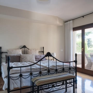 Traditional Andalusian style villa in a secure gated community in El Rosario, Marbella Picture 27