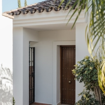 Traditional Andalusian style villa in a secure gated community in El Rosario, Marbella Picture 11