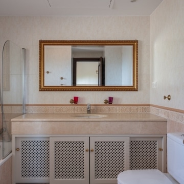 Traditional Andalusian style villa in a secure gated community in El Rosario, Marbella Picture 28