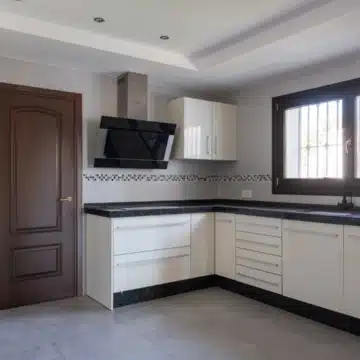 Traditional Andalusian style villa in a secure gated community in El Rosario, Marbella Picture 7