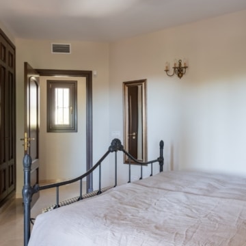 Traditional Andalusian style villa in a secure gated community in El Rosario, Marbella Picture 21