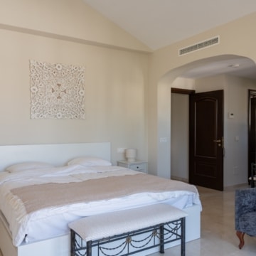 Traditional Andalusian style villa in a secure gated community in El Rosario, Marbella Picture 22