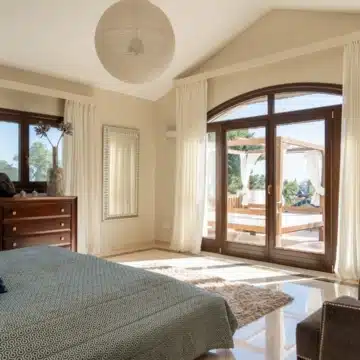 Traditional Andalusian style villa in a secure gated community in El Rosario, Marbella Picture 2