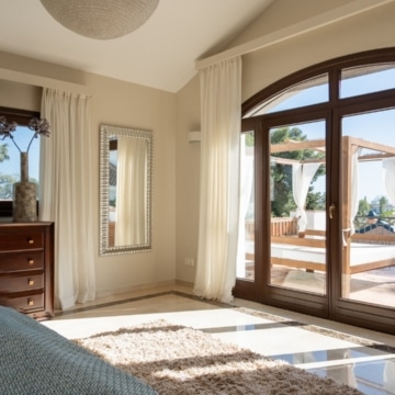 Traditional Andalusian style villa in a secure gated community in El Rosario, Marbella Picture 23