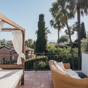 Traditional Andalusian style villa in a secure gated community in El Rosario, Marbella Picture 24