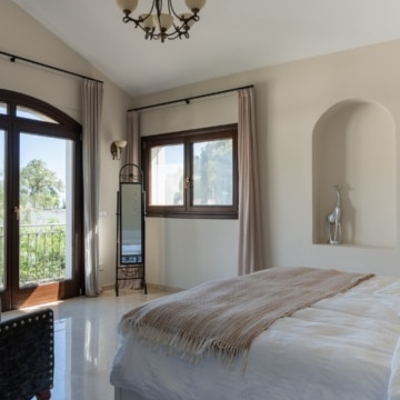 Traditional Andalusian style villa in a secure gated community in El Rosario, Marbella Picture 31